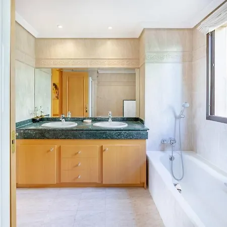 Spacious With Views, Pools + Rdr346 Apartment