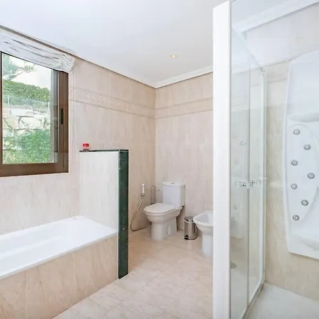 Apartment Spacious With Views, Pools + Rdr346 *